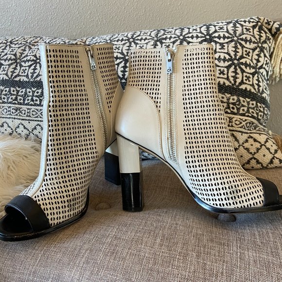 CALVIN KLEIN LASER CUT PEEP TOE BOOTIES SZ 8.5 - Picture 2 of 4